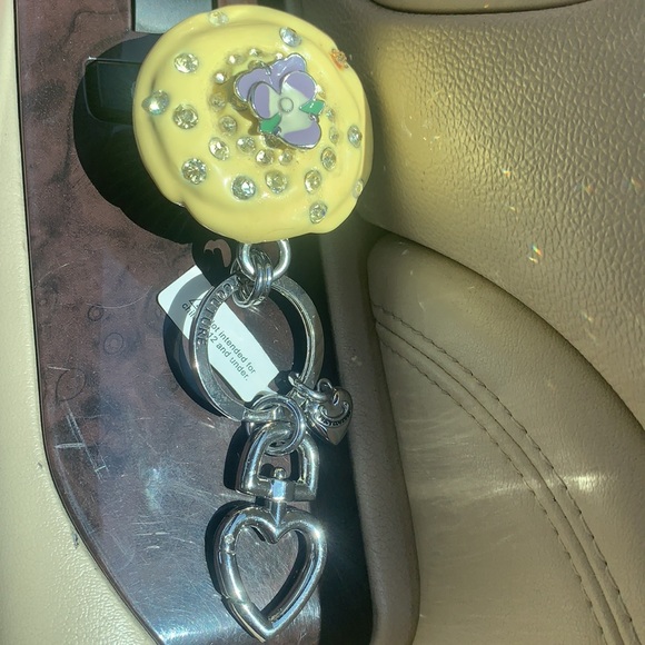 JUICY COUTURE CUPCAKE KEYCHAIN YELLOW SILVER NEW - Picture 8 of 16
